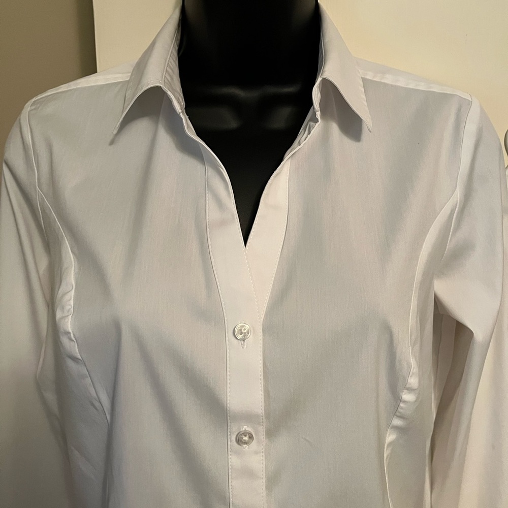 Express White dress shirt Women’s fit collared button down long sleeve shirt M